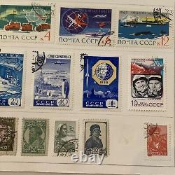 Lot de timbres de Russie et de l'Union soviétique sur une page d'album, recto et verso.