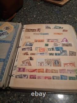 Lot provenant d’une succession : ancien album de timbres-poste contenant de nombreux timbres. Estimation : 200–400