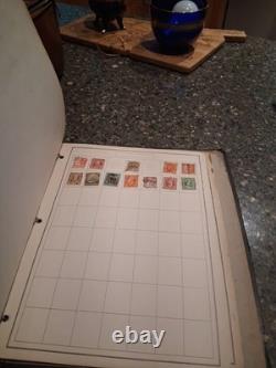 Lot provenant d’une succession : ancien album de timbres-poste contenant de nombreux timbres. Estimation : 200–400