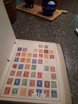 Lot provenant d’une succession : ancien album de timbres-poste contenant de nombreux timbres. Estimation : 200–400