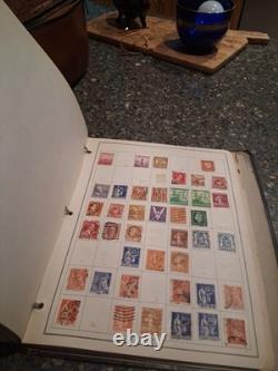 Lot provenant d’une succession : ancien album de timbres-poste contenant de nombreux timbres. Estimation : 200–400