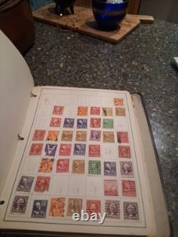 Lot provenant d’une succession : ancien album de timbres-poste contenant de nombreux timbres. Estimation : 200–400