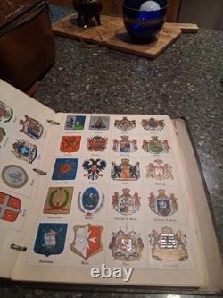 Lot provenant d’une succession : ancien album de timbres-poste contenant de nombreux timbres. Estimation : 200–400
