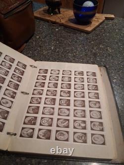 Lot provenant d’une succession : ancien album de timbres-poste contenant de nombreux timbres. Estimation : 200–400