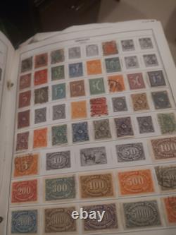 Magnifique et importante collection de timbres du monde entier dans un énorme album He Harris. $$$