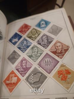 Magnifique et importante collection de timbres du monde entier dans un énorme album He Harris. $$$