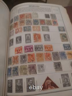 Magnifique et importante collection de timbres du monde entier dans un énorme album He Harris. $$$