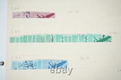 Notre accumulation de plus de 2 500 timbres neufs et oblitérés, stockés dans un classeur sur des pages de stock.