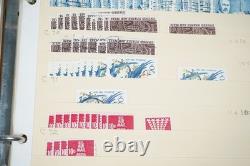 Notre accumulation de plus de 2 500 timbres neufs et oblitérés, stockés dans un classeur sur des pages de stock.