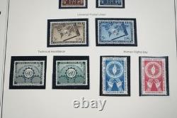 UNE COLLECTION DE TIMBRES DES ANNÉES 1950 À 1980 DE 800 TIMBRES ET 40 FEUILLES TOUS NEUFS DANS UN ALBUM MYSTIQUE