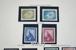 UNE COLLECTION DE TIMBRES DES ANNÉES 1950 À 1980 DE 800 TIMBRES ET 40 FEUILLES TOUS NEUFS DANS UN ALBUM MYSTIQUE