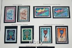UNE COLLECTION DE TIMBRES DES ANNÉES 1950 À 1980 DE 800 TIMBRES ET 40 FEUILLES TOUS NEUFS DANS UN ALBUM MYSTIQUE