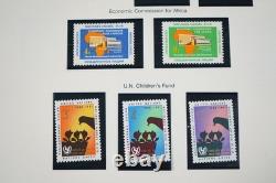 UNE COLLECTION DE TIMBRES DES ANNÉES 1950 À 1980 DE 800 TIMBRES ET 40 FEUILLES TOUS NEUFS DANS UN ALBUM MYSTIQUE